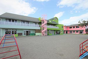 手前が緑園舎、奥がピンク園舎です